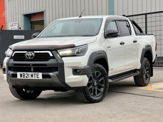 Toyota Hilux 2.8 D-4D Invincible X Auto 4WD Euro 6 (s/s) 4dr Double Cab Diesel White
