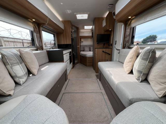 2018 Bailey Autograph 75-2 2.0 FRENCH BED + LOW MILEAGE