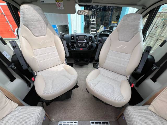 2018 Bailey Autograph 75-2 2.0 FRENCH BED + LOW MILEAGE