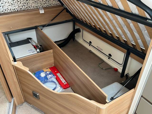 2018 Bailey Autograph 75-2 2.0 FRENCH BED + LOW MILEAGE